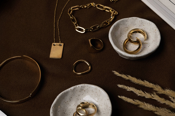 APPAREL & ACCESSORIES