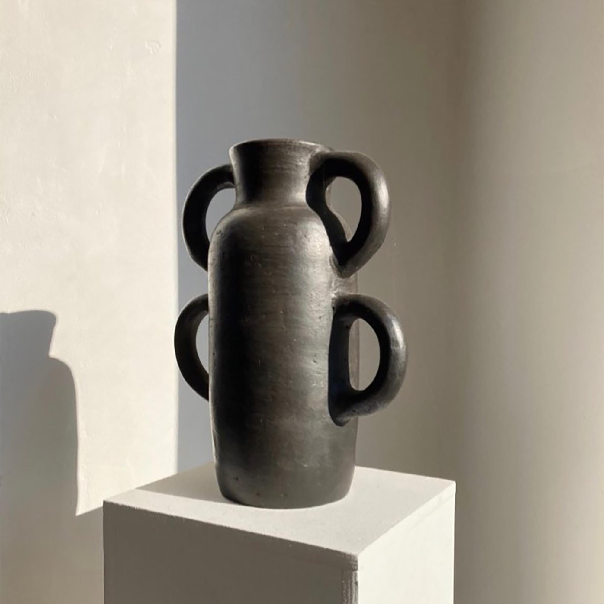 Arms Clay Vase 03 | Medium_RRRES_201-74-1809.2-181OnyxOS | Obakki