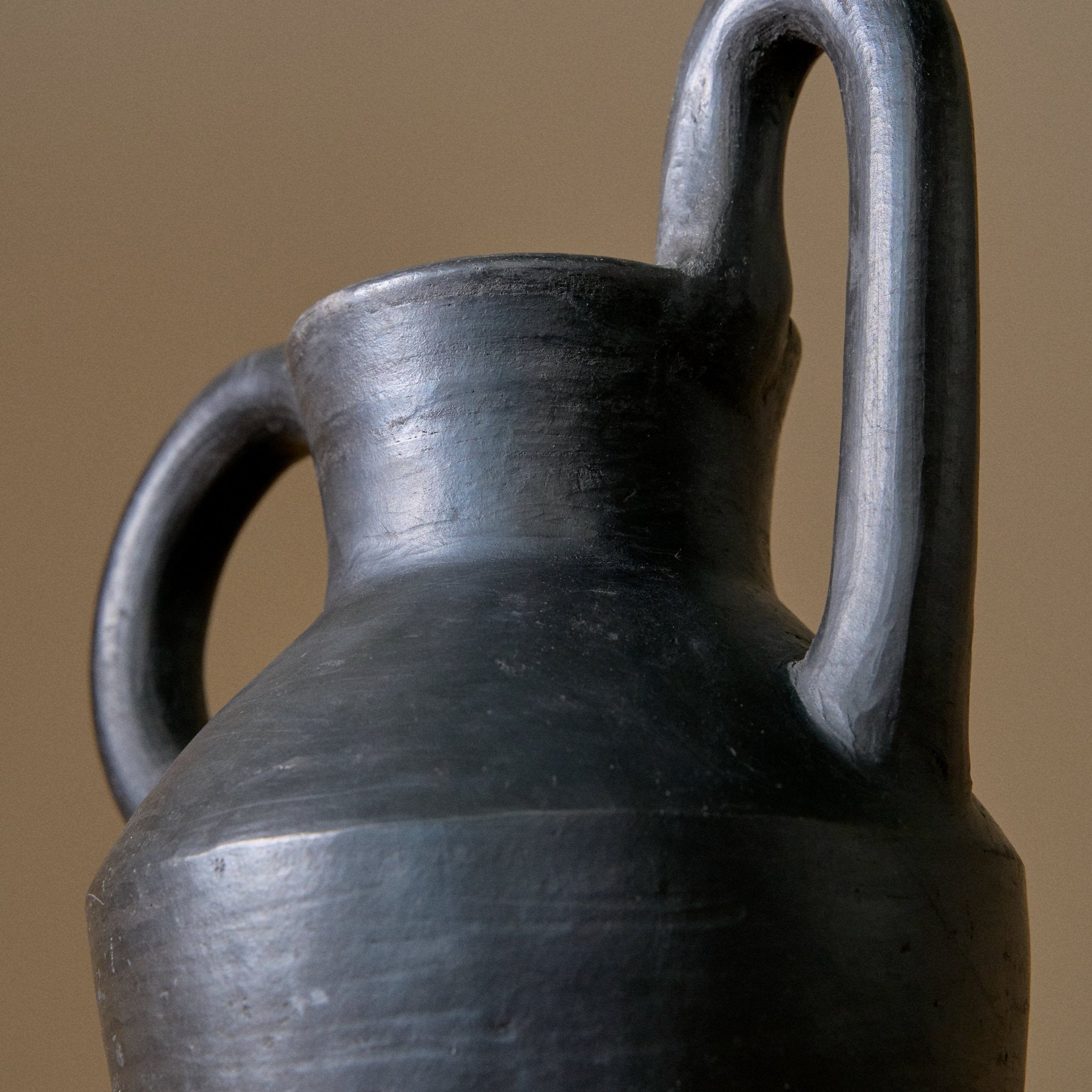 Contradictory Clay Vase 01 | Medium_RRRES_201-74-1812.1-181OnyxOS | Obakki
