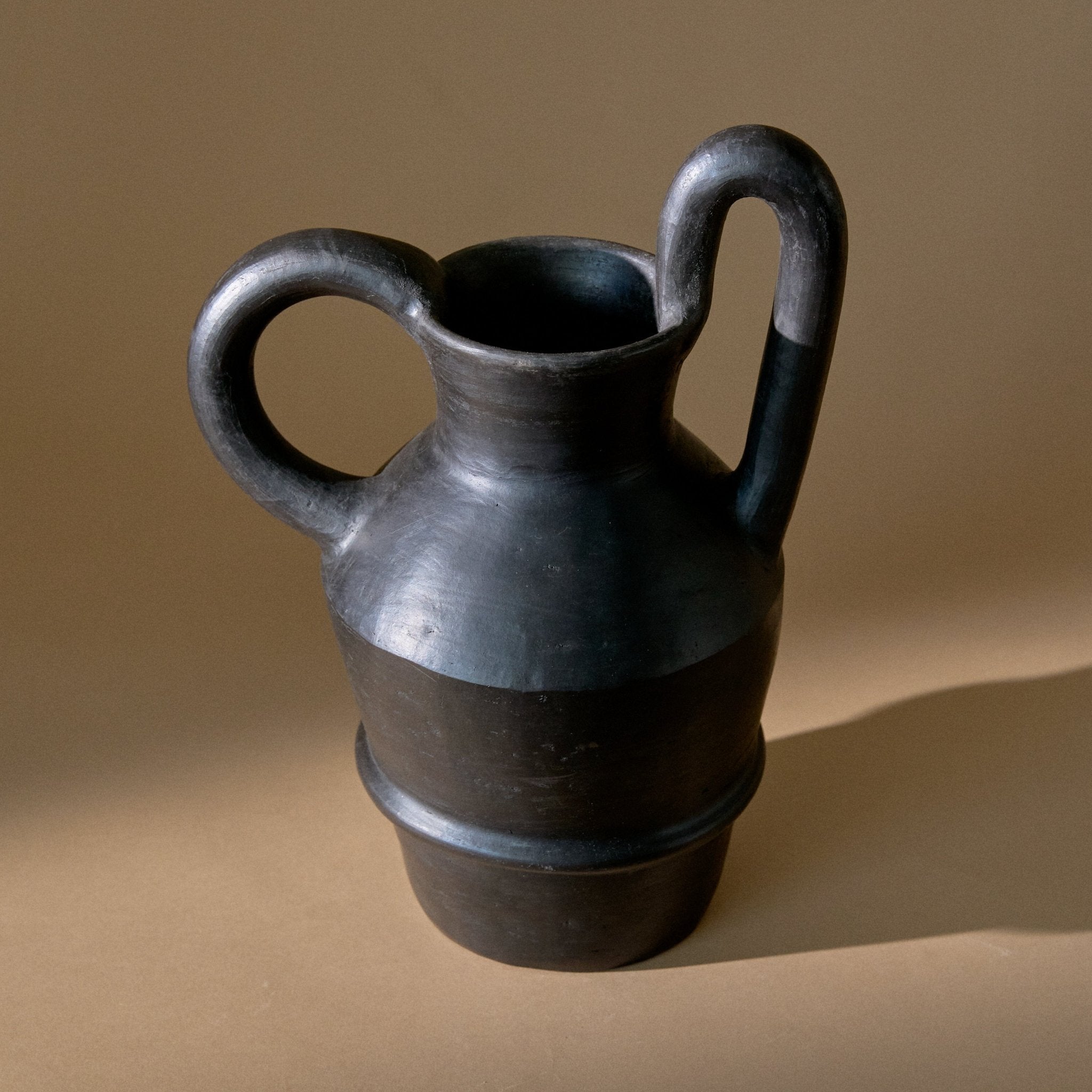 Contradictory Clay Vase 01 | Medium_RRRES_201-74-1812.1-181OnyxOS | Obakki