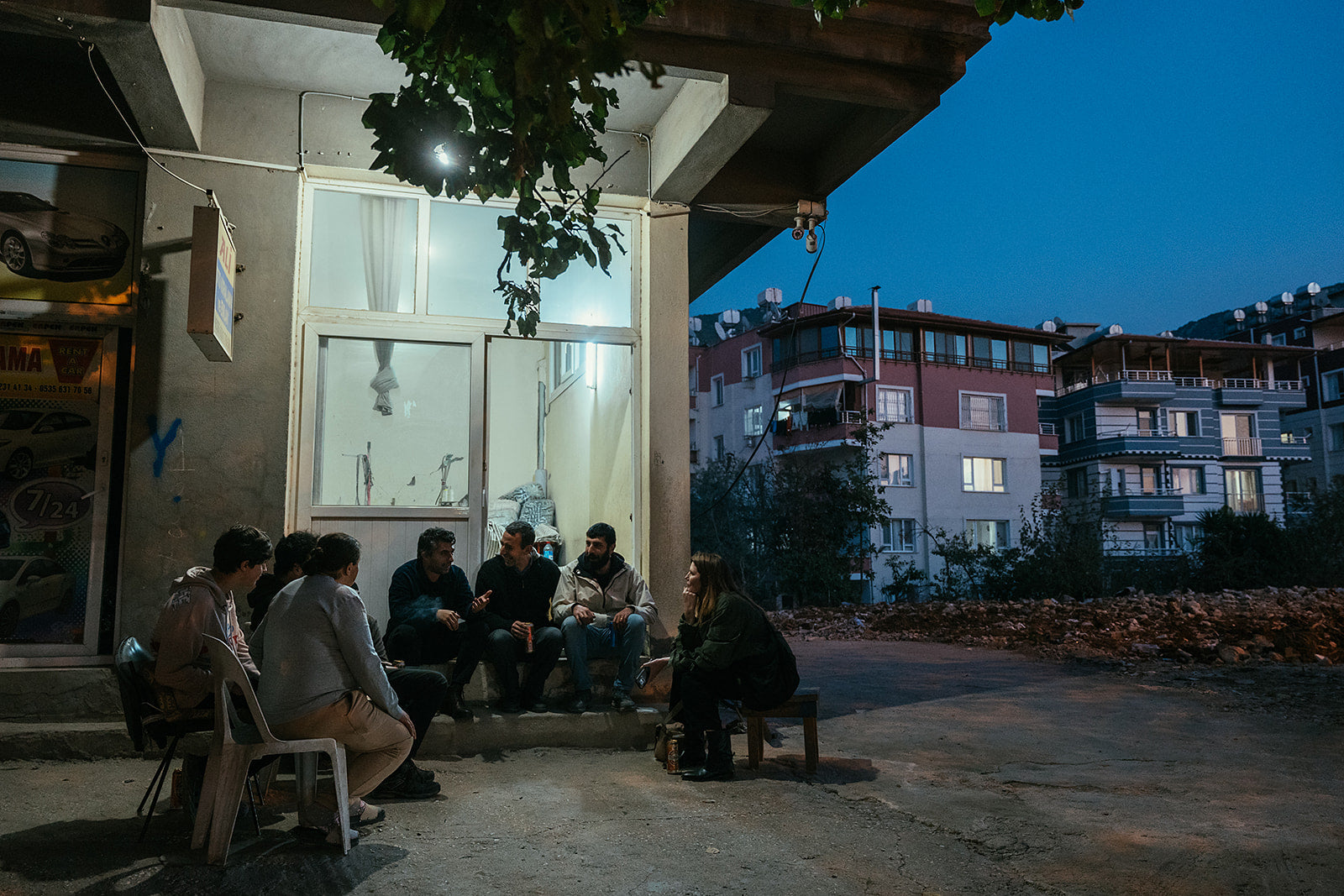 Obakki Film - Treana has conversation with Hatay Weavers