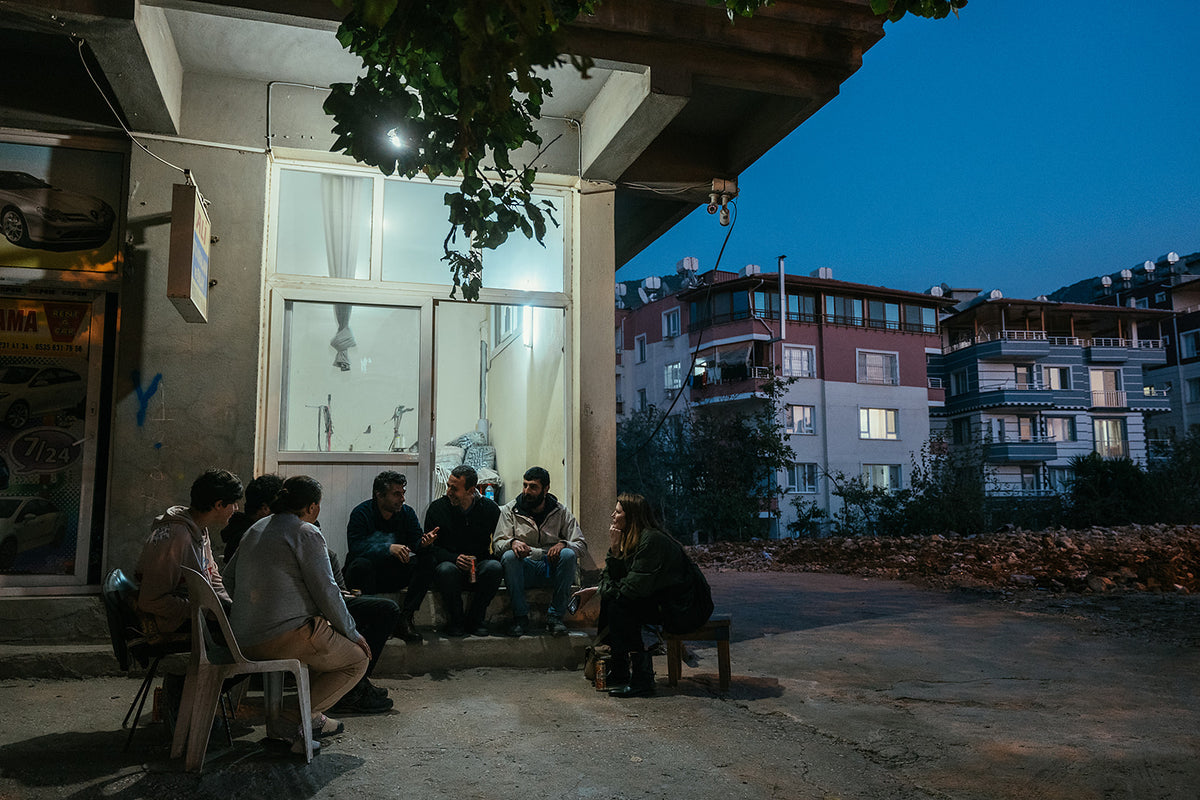 Obakki Film - Treana has conversation with Hatay Weavers