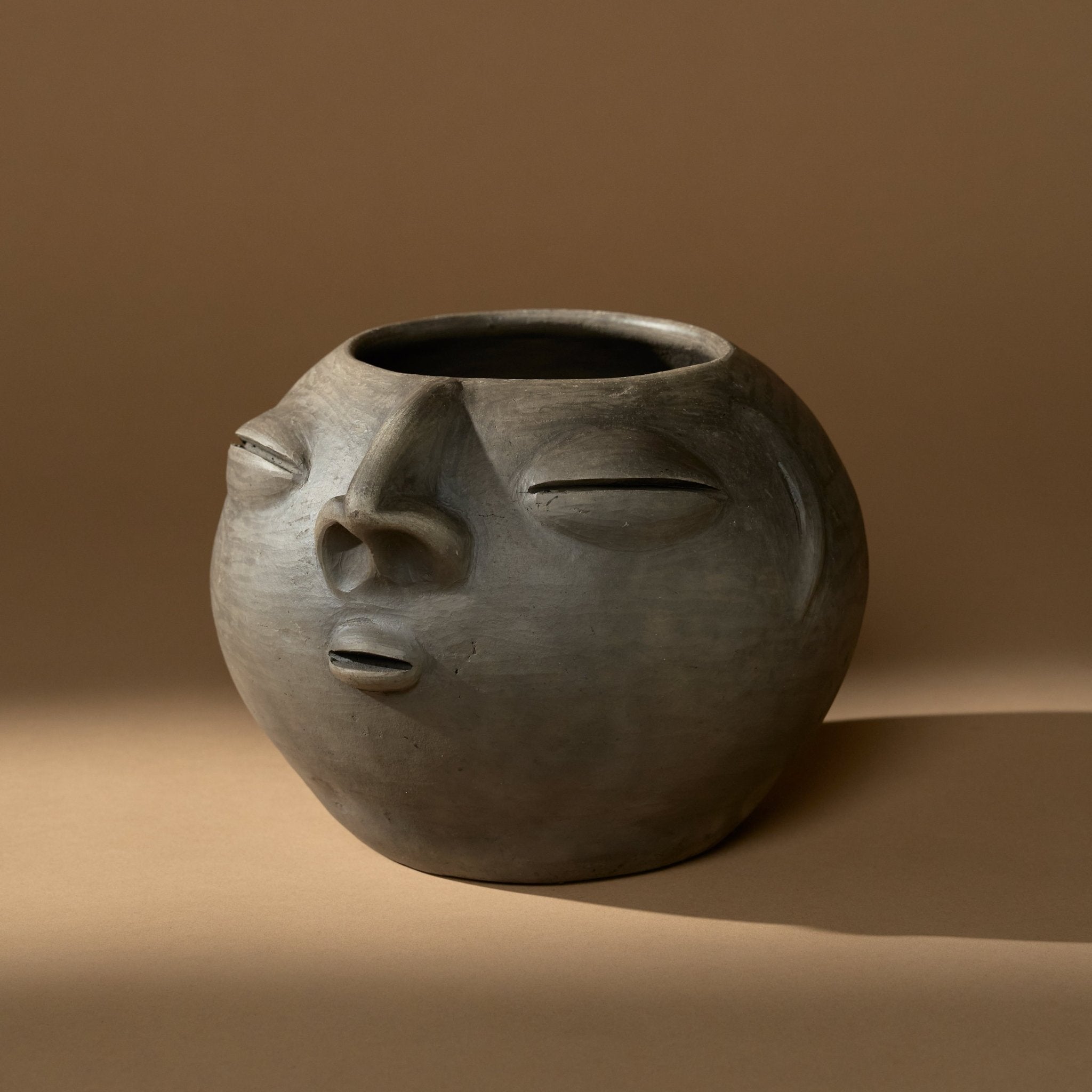 Oaxacan Clay Planter | Rosto I_Ana Beatriz_201-50-2047-170OnyxM | Obakki