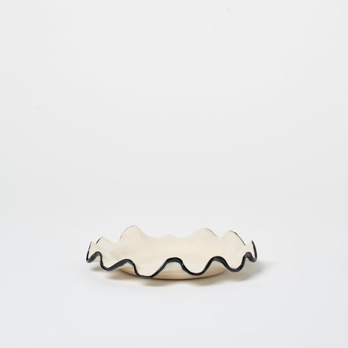 Ruffle Bread Plate_Nathalee Paolinelli_201-72-2062-137BLKRINGOS | Obakki
