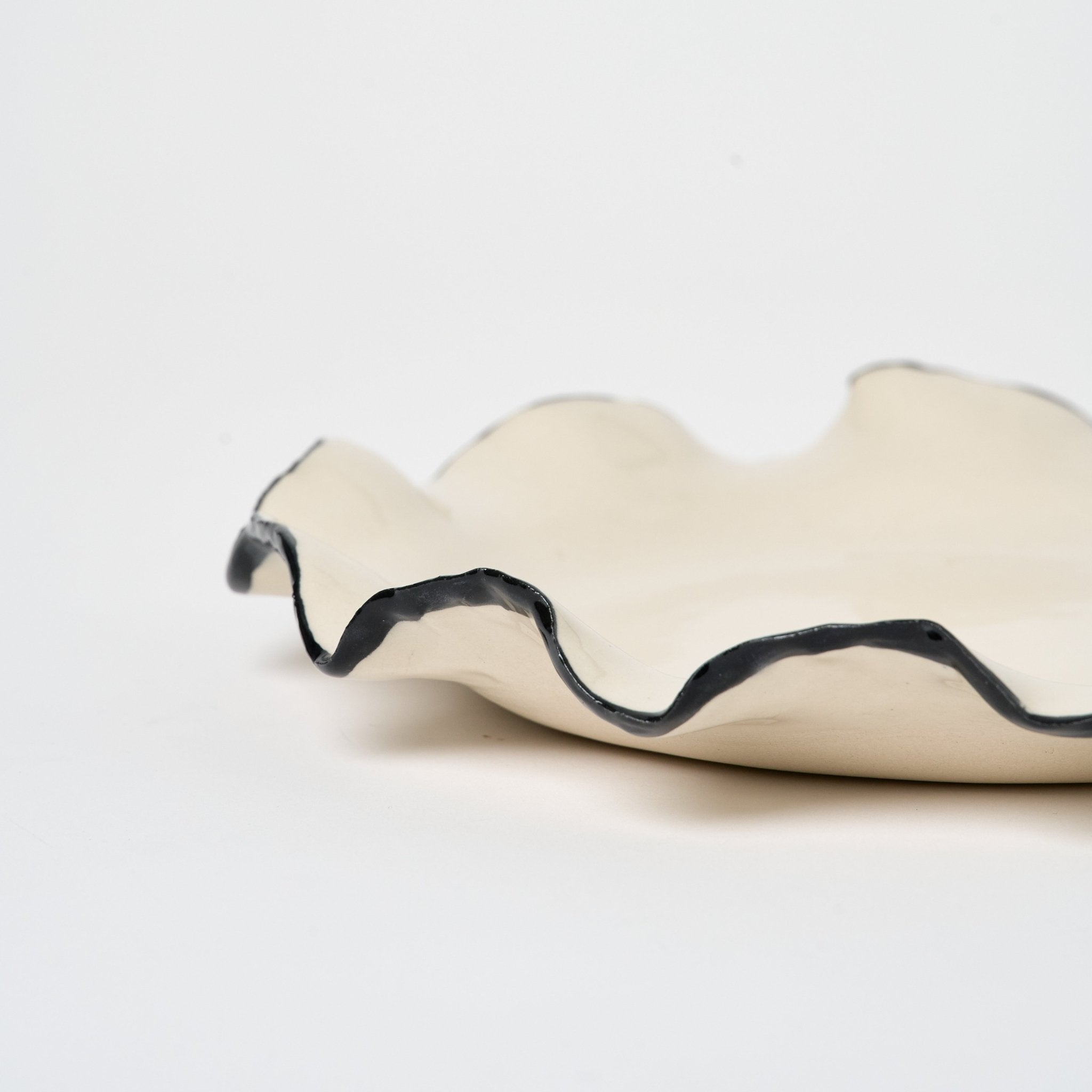 Ruffle Diner Plate_Nathalee Paolinelli_201-72-2063-137BLKRINGOS | Obakki