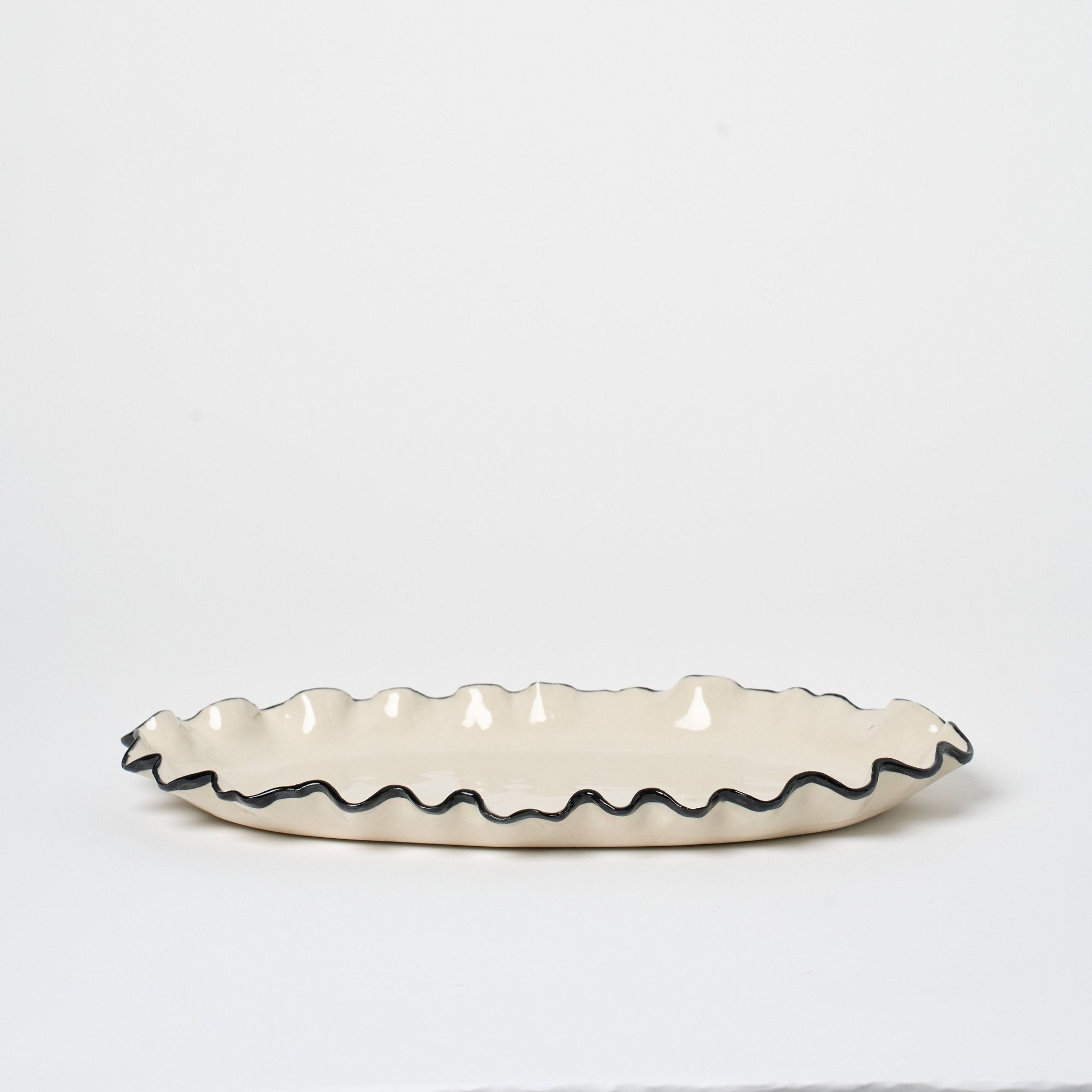 Ruffle Oval Platter_Nathalee Paolinelli_201-72-2064-137BLKRINGOS | Obakki