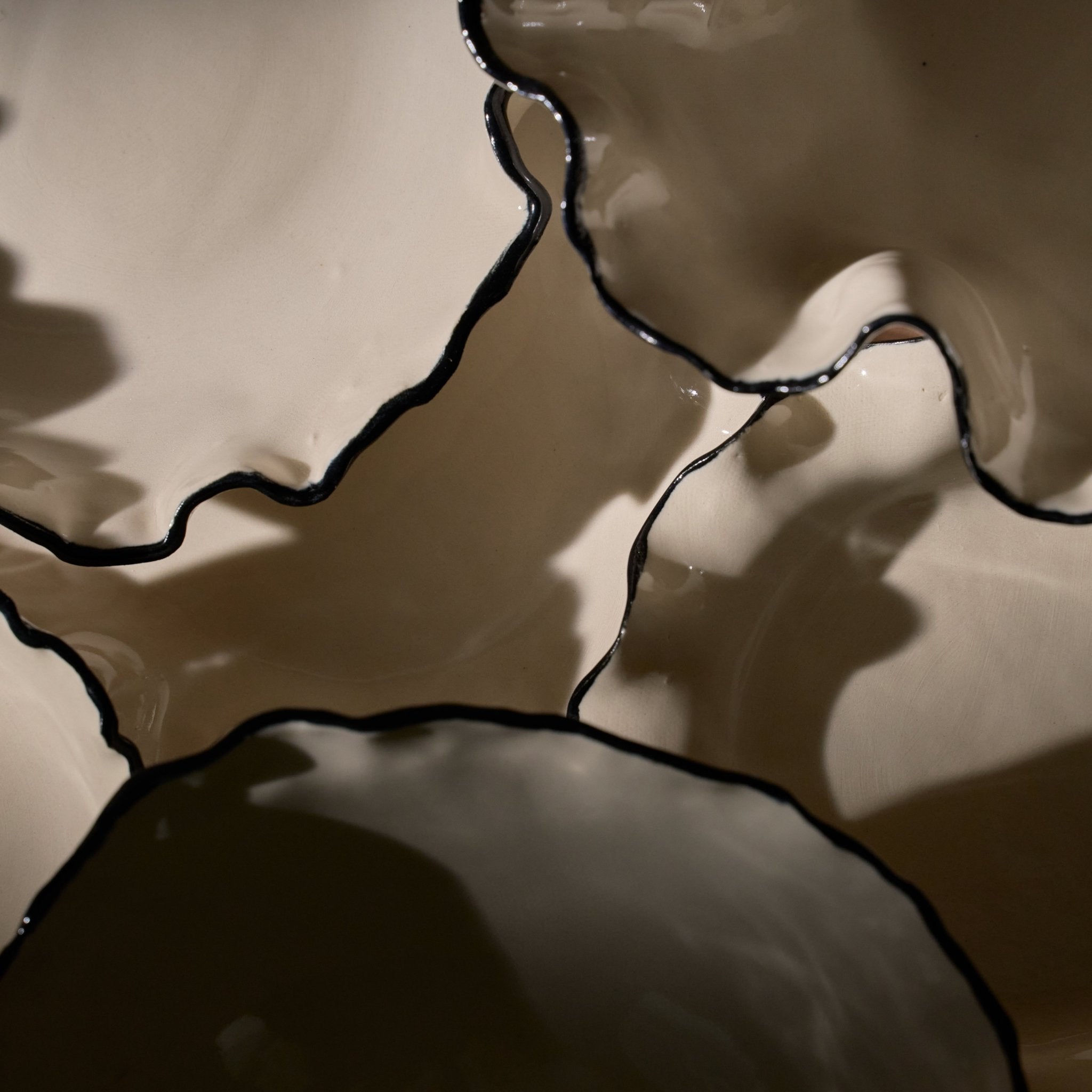 Ruffle Oval Platter_Nathalee Paolinelli_201-72-2064-137BLKRINGOS | Obakki