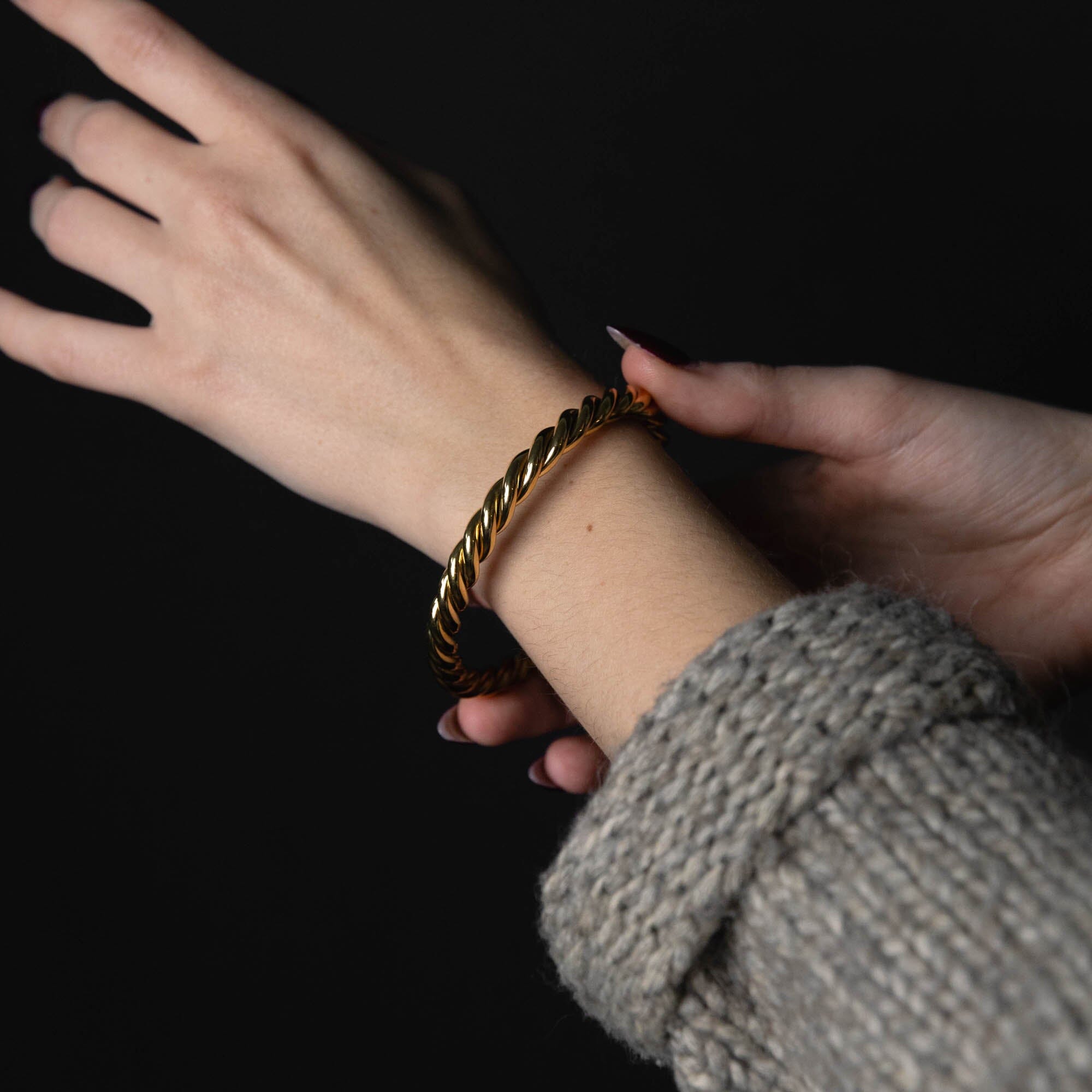 Solid Twisted Cuff - Bracelet by Sylvester | Obakki