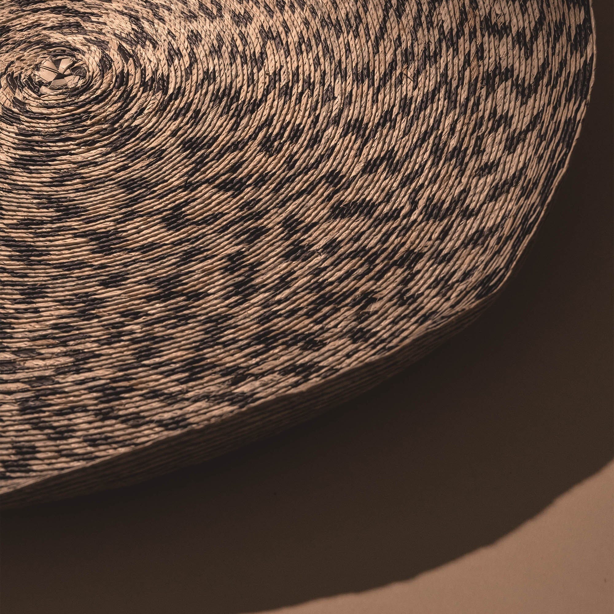 Round Handwoven Palm Tray | L_AC Palma_201-52-0931-149BLKSTRIPEOS | Obakki