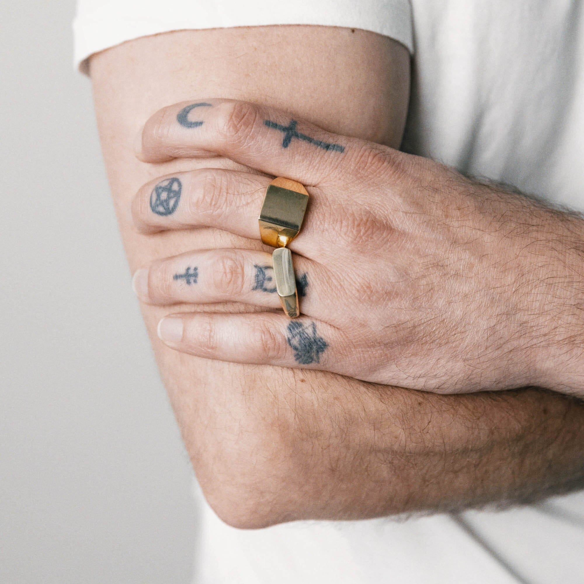 Slim Signet Ring - Ring by Sylvester | Obakki